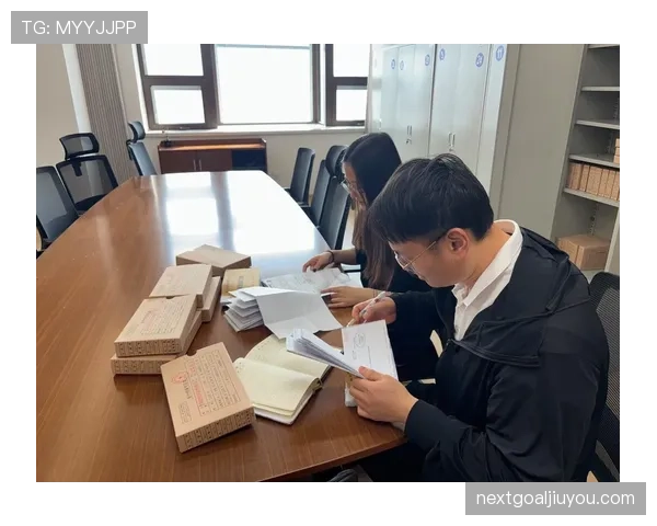 足球装备规则详解：裁判检查标准与比赛合规要求